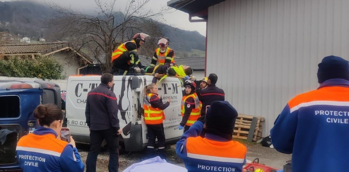 alt = la Protection Civile de Haute-Savoie, a participé à une manoeuvre de désincarcération de véhicules aux côtés des Sapeurs-Pompiers de Cluses.